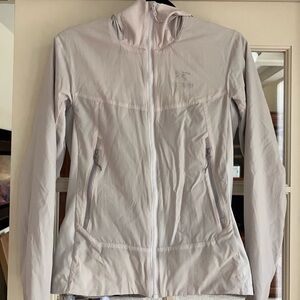 Arc'teryx Women's Hooded Utility Jacket in Pale Gray/ Lavendar Small